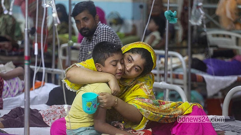 ডেঙ্গু নিয়ে রাজধানীর মুগদা মেডিকেল কলেজ হাসপাতালে চারদিন ধরে ভর্তি যাত্রাবাড়ী এলাকার শিশু আসিফকে জড়িয়ে ধরে আছেন মা