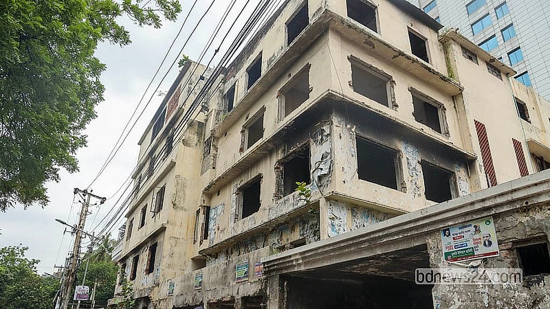 ধানমন্ডিতে আওয়ামী লীগ সভাপতির রাজনৈতিক কার্যালয় এখন সুনসান। আওয়ামী লীগ সরকার পতনের সেখানে ভাঙচুর ও অগ্নিসংযোগ করা হয়েছিল