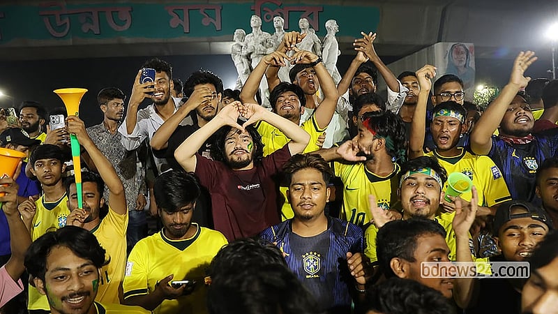 স্কটল্যান্ডের বিপক্ষে ম্যাচ জয়ের পর বৃহস্পতিবার ভোরে ঢাকা বিশ্ববিদ্যালয় টিএসসি এলাকায় ব্রাজিলের সমর্থকদের উল্লাস। বিশ্বকাপের ‘সি’ গ্রুপের এই ম্যাচে স্কটল্যান্ডকে ৩-০ গোলে হারিয়ে সহজ জয়ে নকআউটে উঠল পাঁচবারের বিশ্ব চ্যাম্পিয়নরা