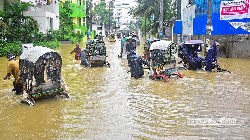 টানা বৃষ্টিতে চট্টগ্রামের কাতালগঞ্জের সড়কে কোমরপানি। এর মধ্যেই চলছে রিকশা
