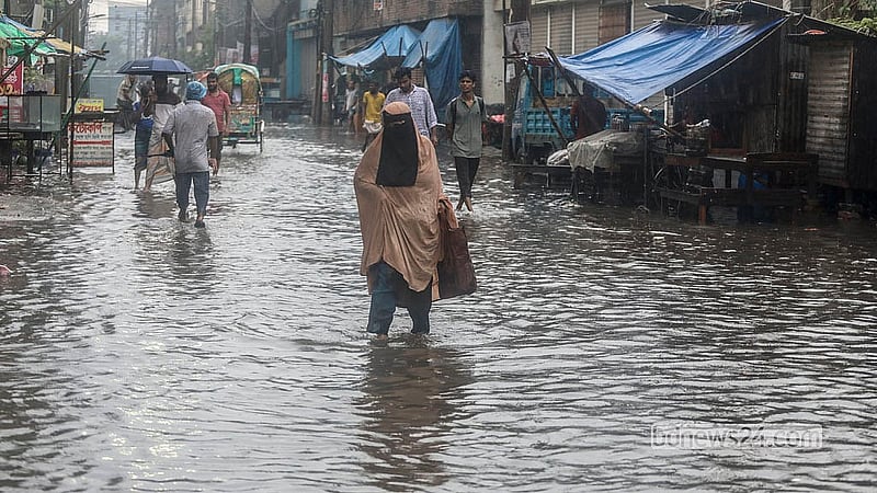 বৃষ্টির কারণে ঢাকার শ্যামপুরসহ কিছু এলাকার সড়কে পানি জমে