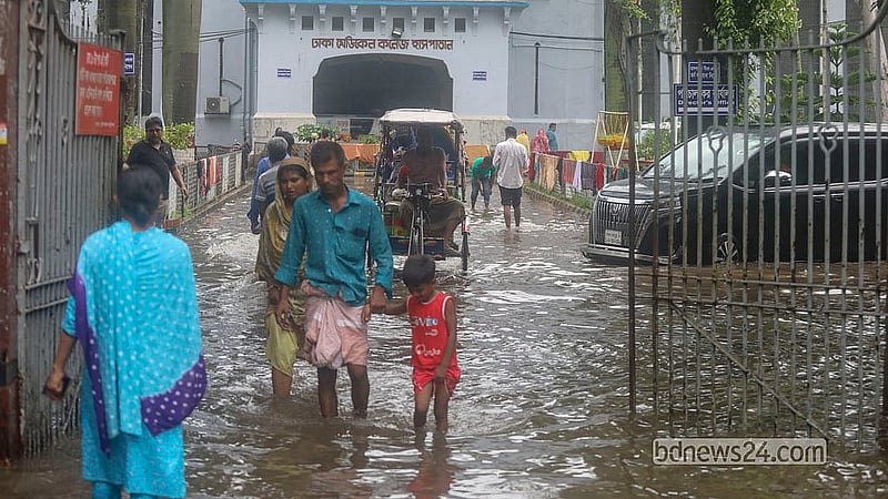 বৃষ্টির পানি জমেছে ঢাকা মেডিকেল কলেজ হাসপাতালের প্রশাসনিক ভবনের সামনে। বৃহস্পতিবার দুপুরে তোলা