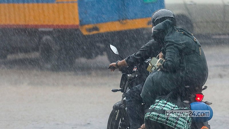 শ্রাবণের শেষ সপ্তাহে এসে ঝুম বৃষ্টি হচ্ছে রাজধানীসহ বিভিন্ন এলাকায়। ঢাকার শ্যামপুর এলাকা থেকে তোলা