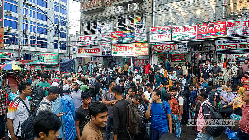 ঈদের লম্বা ছুটি ঘিরে কয়েক দিন ধরেই ঢাকা ছাড়ছে মানুষ। মঙ্গলবার দোলাইরপাড়ে বাসের অপেক্ষায় দক্ষিণাঞ্চলের যাত্রীরা