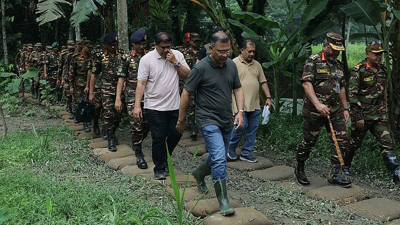 বরিশালের বাবুগঞ্জে সোমবার সেনাবাহিনীর গ্রীষ্মকালীন মহড়া পরিদর্শনের সময় বিস্তীর্ণ জঙ্গল ঘুরে সেনা সদস্যদের বিভিন্ন প্রশিক্ষণ কার্যক্রম ও যুদ্ধকালীন প্রস্তুতি পর্যবেক্ষণ করেন