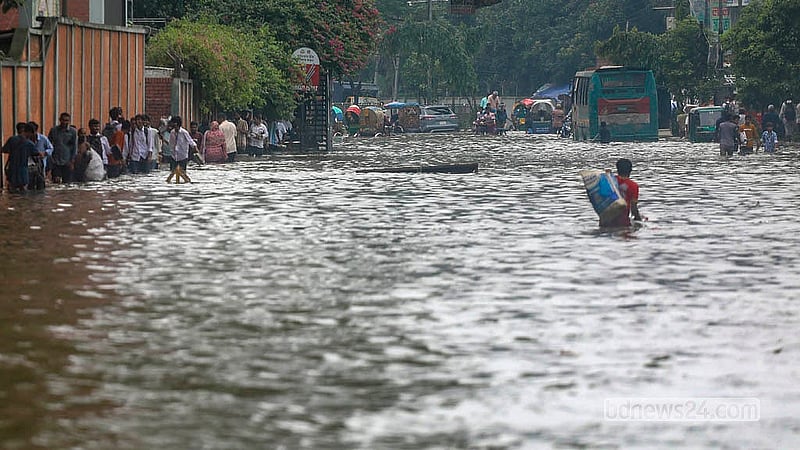 ঢাকায় শনিবার রাত থেকে শুরু করে রোববার দিনভর বৃষ্টি ঝরে। এতে কোমর সমান পানিতে ডুবে যায় আরামবাগ সড়ক