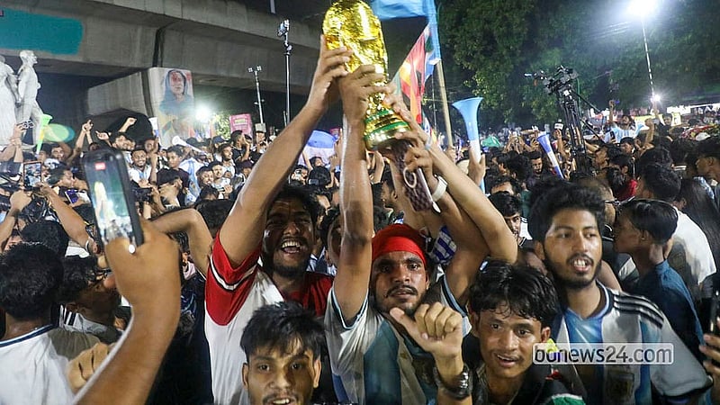 মিশরের বিপক্ষে জয়ের ঢাকা বিশ্ববিদ্যালয়ের রাজু ভাস্কর্যের সামনে উল্লাসে ফেটে পড়েন আর্জেন্টিনা সমর্থকরা। ছবি: আব্দুল্লাহ আল মমীন