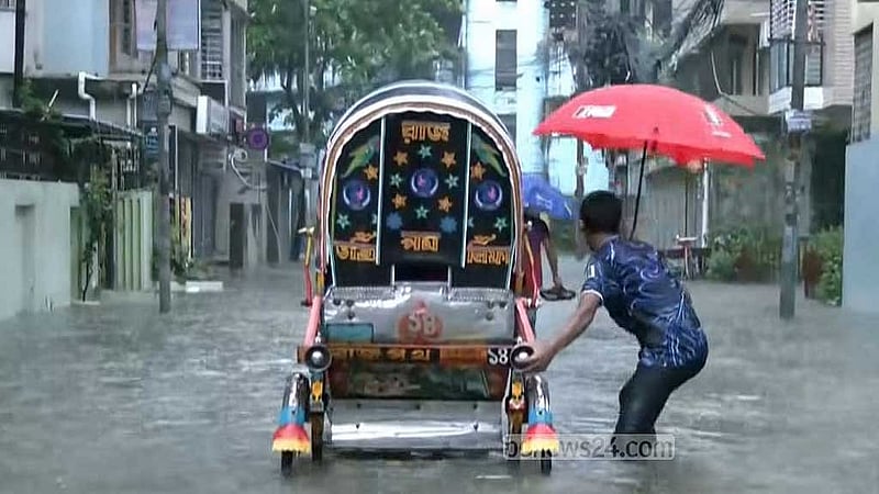 টানা বর্ষণে ডুবে গেছে হালিশহর এলাকার সড়ক।