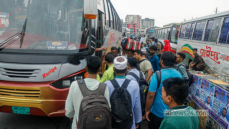 রাজধানীর দোলাইরপাড়ে মঙ্গলবার কোনো বাস আসতেই ভিড় করেন দক্ষিণাঞ্চলের ঘরমুখো মানুষেরা