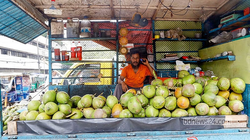 রাজধানীর কারওয়ান বাজারে বুধবার দুপুরে ক্রেতার অপেক্ষায় এক ডাব বিক্রেতা। আকারভেদে প্রতিটি ডাব ১২০-১৫০ টাকায় বিক্রি করছেন তিনি