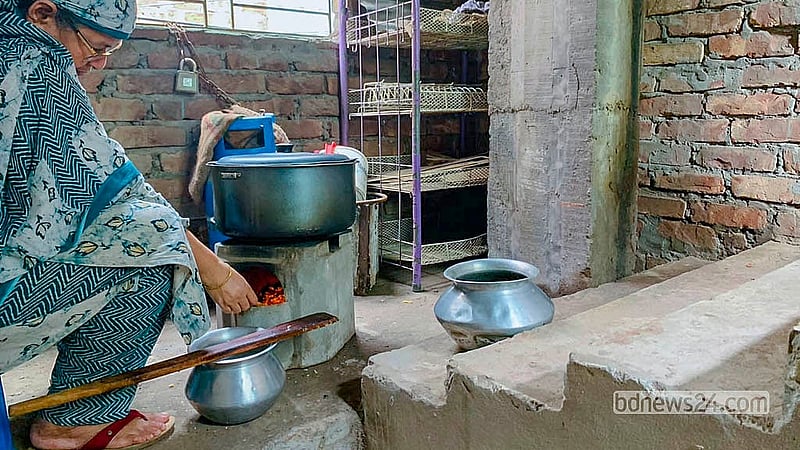 গ্যাস সংকটের কারণে যাত্রাবাড়ীর কুতুবখালী এলাকার অনেকেই রান্নার কাজ সারছেন লাকড়ির চুলায়
