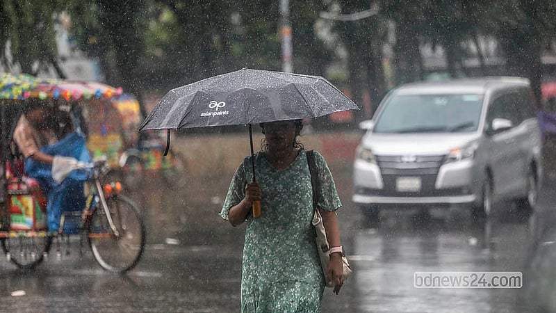 শুক্রবার সারা দিন থেমে থেমে বৃষ্টি ঝরেছে ঢাকায়। এতে নানা কাজে বের হওয়া নগরবাসী ও পথচারীরা পড়েন দুর্ভোগে