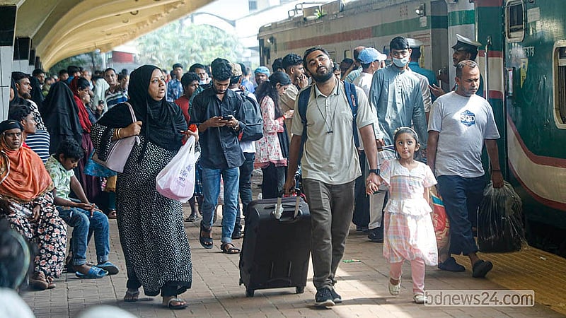 কমলাপুর রেল স্টেশনে বুধবার ঈদযাত্রার পথে একটি পরিবার