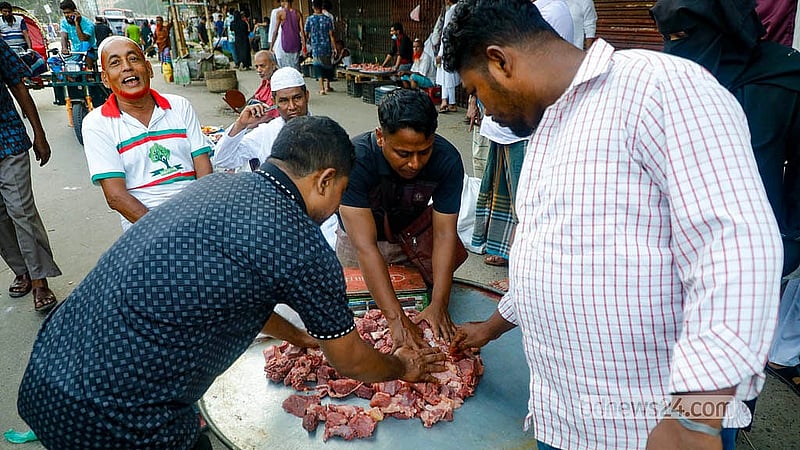 নয়াবাজার এলাকায় মাংস কেনার জন্য এক বিক্রেতাকে ঘিরে আছেন ক্রেতারা। দরদাম মিলে গেলেই বেচা হয়ে যাচ্ছে