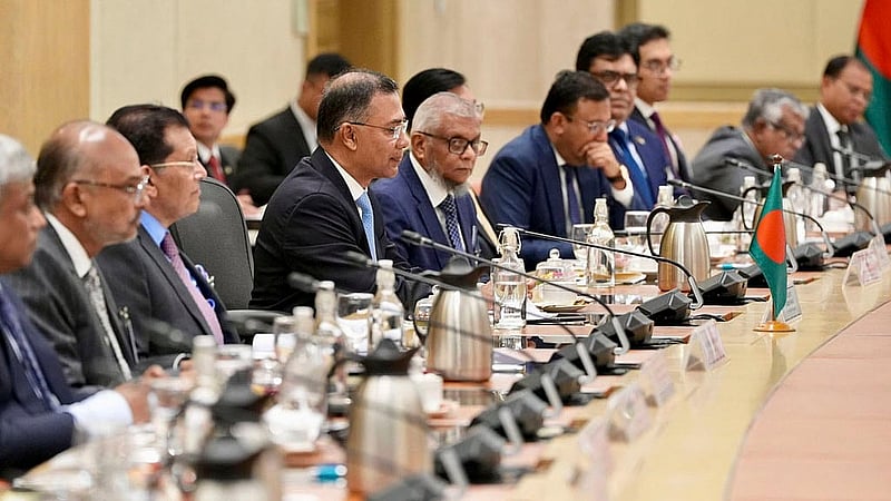 মালয়েশিয়ার প্রশাসনিক রাজধানী পুত্রাজায়ার প্রধানমন্ত্রীর কার্যালয় ‘পরদানা পুত্রা’য় সোমবার সকালে বাংলাদেশ-মালয়েশিয়া দ্বিপক্ষীয় বৈঠকে প্রধানমন্ত্রী তারেক রহমান