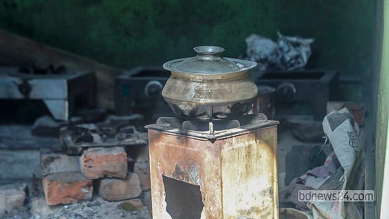 গ্যাসের সরবরাহ না থাকায় রান্না করতে গিয়ে ভোগান্তি পোহাচ্ছেন ঢাকার বিভিন্ন এলাকার মানুষ