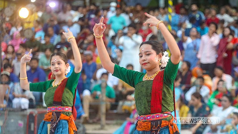 ধানমন্ডির রবীন্দ্র সরোবরের মুক্তমঞ্চে বর্ষামঙ্গল উৎসবে নৃত্য পরিবেশন করে শিশু শিল্পীরা