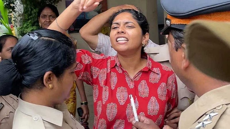 মুম্বাইয়ে প্রতিবাদের ডাকে সাড়া দেওয়ার অপরাধে ২৬ বছর বয়সী সোমায়া কোর্দেকে তার নিজ বাড়িতেই গৃহবন্দী করে পুলিশ। ছবি: বিবিসি