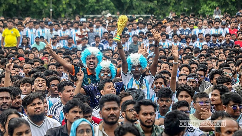 ঢাকা বিশ্ববিদ্যালয়ের মুহসীন হল মাঠে আর্জেন্টিনা বনাম আলজেরিয়া ম্যাচ বড় পর্দায় দেখতে আসা এক মেসিভক্তের হাতে বিশ্বকাপ ট্রফির রেপ্লিকা