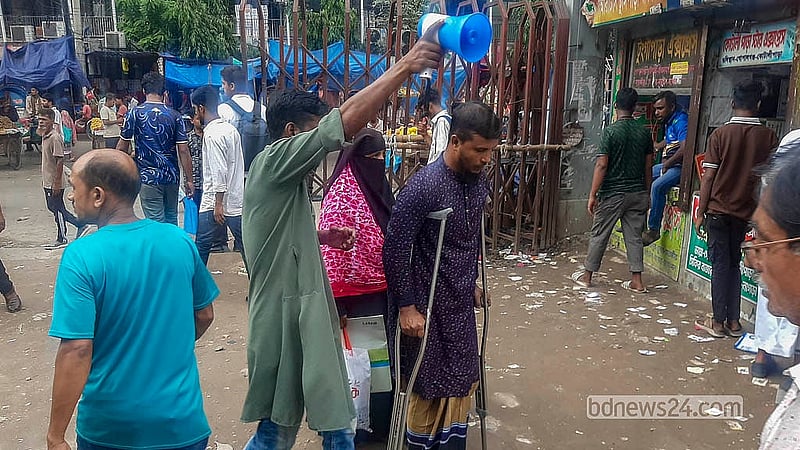 ফুলবাড়িয়া বাস টার্মিনাল সরিয়ে ফেললেও সেখানে থাকা বিভিন্ন কাউন্টারের কর্মচারীরা হ্যান্ডমাইক দিয়ে যাত্রীদের এক করে রাস্তার অপরপাশে বাসে তুলে দিচ্ছেন