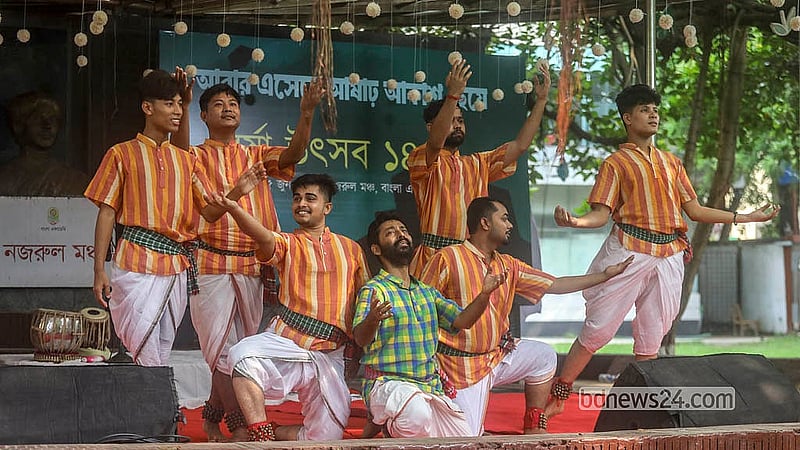 বাংলা একাডেমির নজরুল মঞ্চে সোমবার উদীচী শিল্পীগোষ্ঠীর বর্ষা উৎসবে নৃত্য পরিবেশন করেন ‘বহর’ শিল্পীগোষ্ঠীর শিল্পীরা
