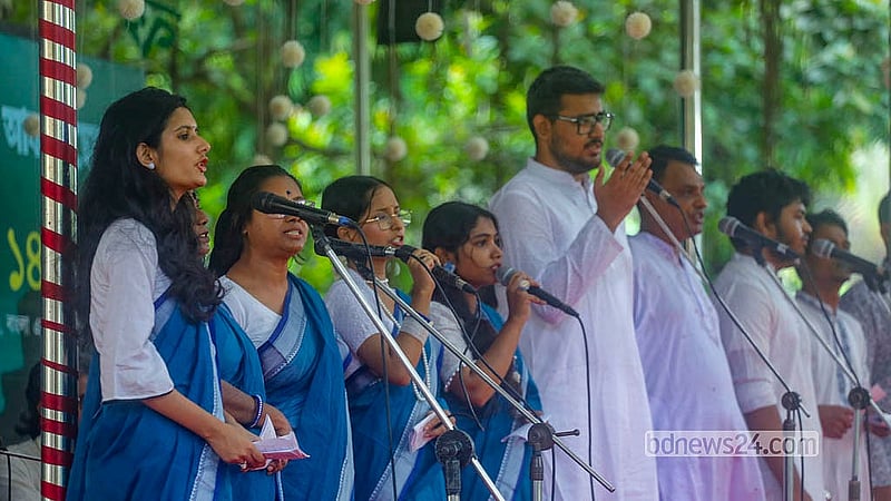 বাংলা একাডেমির নজরুল মঞ্চে সোমবার উদীচী শিল্পীগোষ্ঠীর বর্ষা উৎসবে সংগীত পরিবেশন করেন শিল্পীরা