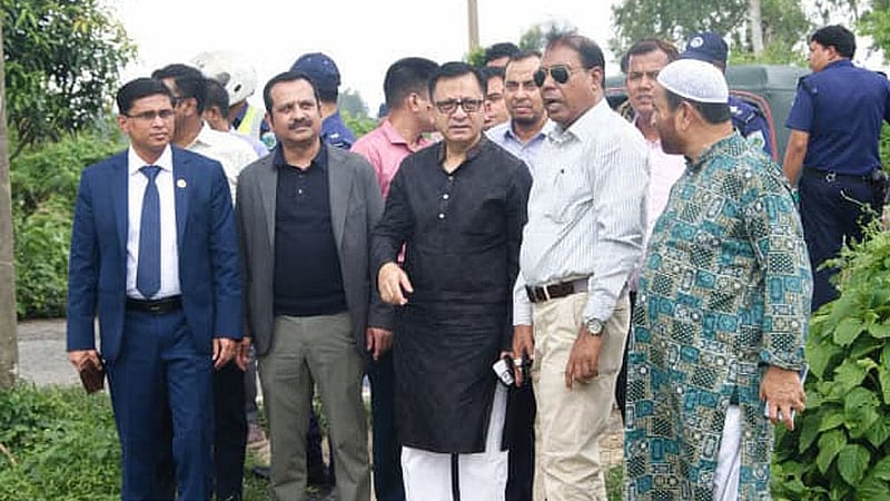 বগুড়া সদর উপজেলার ফাঁপোর ইউনিয়নে প্রস্তাবিত শিল্পপার্কের জায়গা পরিদর্শন করেন বাণিজ্যমন্ত্রী খন্দকার আব্দুল মুক্তাদির। ছবি: পিআইডি।
