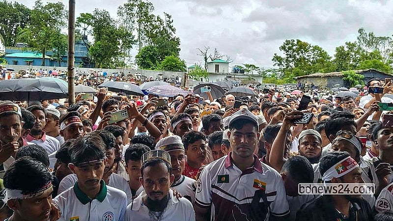 ‘রোহিঙ্গা গণহত্যা দিবস’ উপলক্ষে মঙ্গলবার কক্সবাজারের কুতুপালং শিবিরে সমাবেশে অংশগ্রহণ করেন আশ্রিত রোহিঙ্গারা