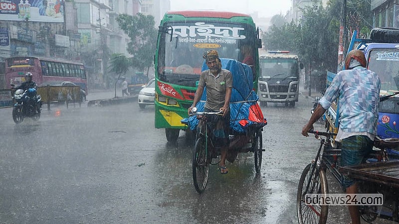নিম্নচাপ ও মৌসুমী বায়ুর প্রভাবে রাজধানীতে বুধবার দিনভর ঝরেছে বৃষ্টি। বাড্ডা এলাকা থেকে তোলা