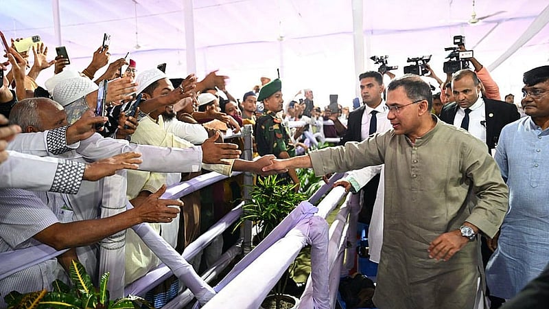ঈদগাহে বৃহস্পতিবার ঈদুল আজহার নামাজ শেষে বিভিন্ন শ্রেণি-পেশার মানুষের সঙ্গে শুভেচ্ছা বিনিময় করেন প্রধানমন্ত্রী তারেক রহমান