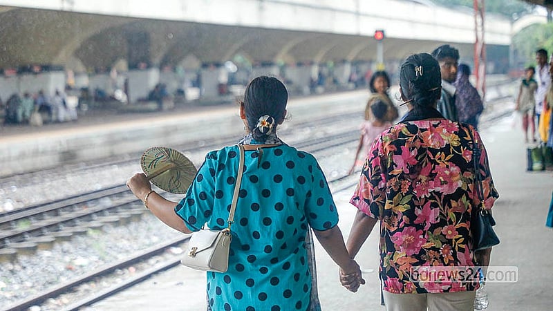 স্বজনদের সঙ্গে ঈদ উদযাপনে বাড়ি ফিরছে মানুষ। শুক্রবার কমলাপুর রেলওয়ে স্টেশনে ট্রেনের অপেক্ষায় তারা