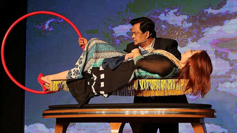 জাদুর মঞ্চে জুয়েল আইচ। 