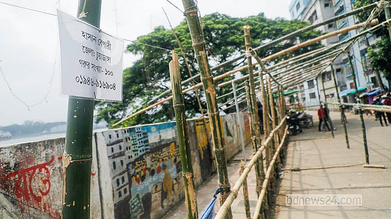 ঢাকার পোস্তগোলা শ্মশানঘাট পশুর হাটে স্থান নির্ধারণ করে সাইনবোর্ড লাগিয়ে দিয়েছেন ব্যাপারীরা