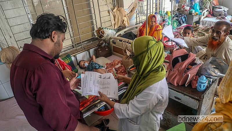 রাজধানীর মুগদা মেডিকেল কলেজ হাসপাতালে ডেঙ্গু আক্রান্ত রোগীর চাপ বাড়ছে। সেখানকার ডেঙ্গু ওয়ার্ডে কোনো বেড খালি নেই