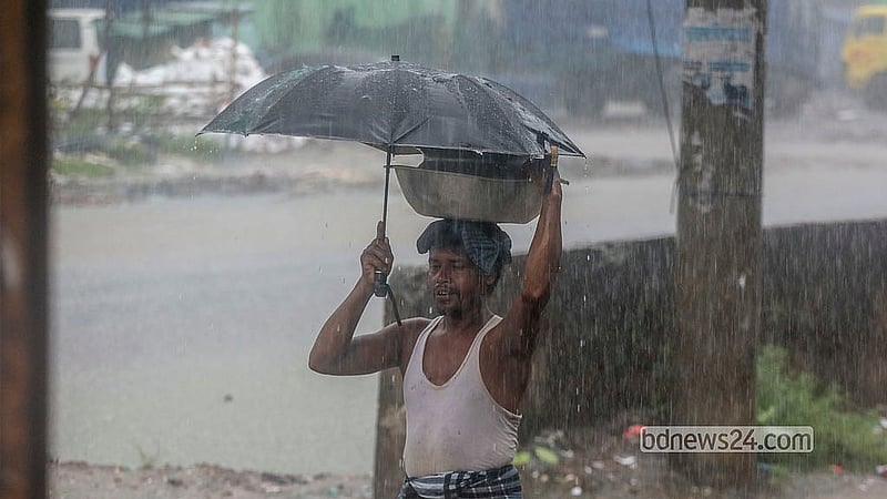 বৃষ্টির মধ্যে ভোগান্তিতে পড়েন খেটে খাওয়া মানুষেরা। বৃহস্পতিবার রাজধানীর শ্যামপুর এলাকা থেকে তোলা