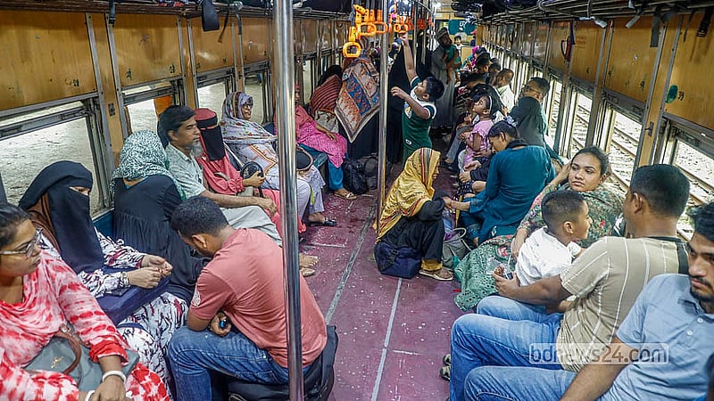 ঢাকা থেকে জামালপুর তারাকান্দি রুটে চলা ‘অগ্নিবীণা এক্সপ্রেস’ ট্রেন শুক্রবার কমলাপুর স্টেশন ছেড়ে যায় এক ঘণ্টা দেরিতে