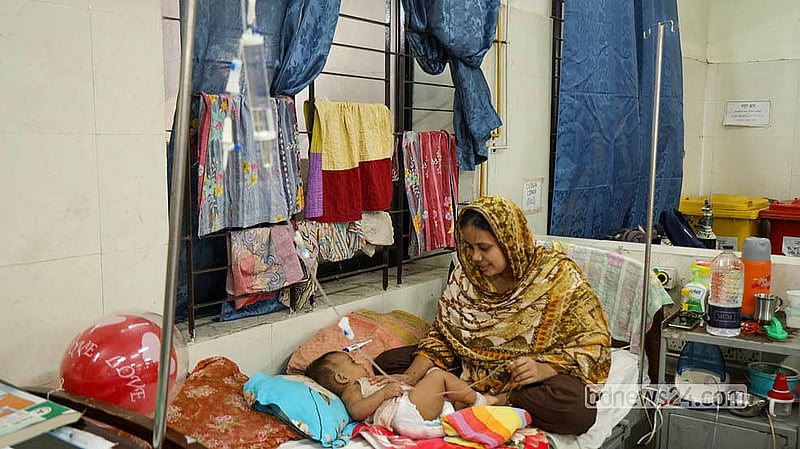 রাজধানীর শহীদ সোহরাওয়ার্দী মেডিকেল কলেজ হাসপাতালে ভর্তি ডেঙ্গু আক্রান্ত শিশুকে আগলে রেখেছেন মা