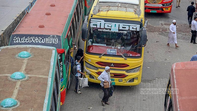 ঢাকা-চট্টগ্রাম মহাসড়কের সাইনবোর্ড এলাকায় ফুটব্রিজ থাকলেও সেটি ব্যবহার না করে চলন্ত বাস-ট্রাকের সামনে দৌড়ে রাস্তা পার হচ্ছেন পথচারীরা