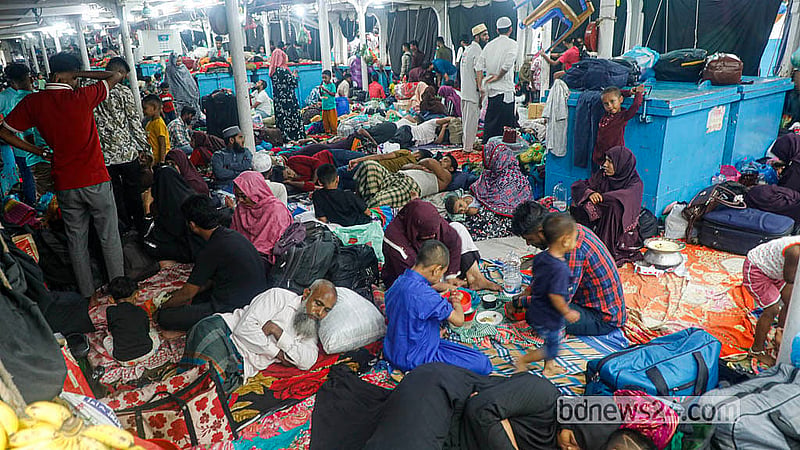 লঞ্চ ছাড়ার সময় নাহলেও তার আগেই যাত্রীতে পরিপূর্ণ ডেক। মঙ্গলবার সদরঘাটের চিত্র