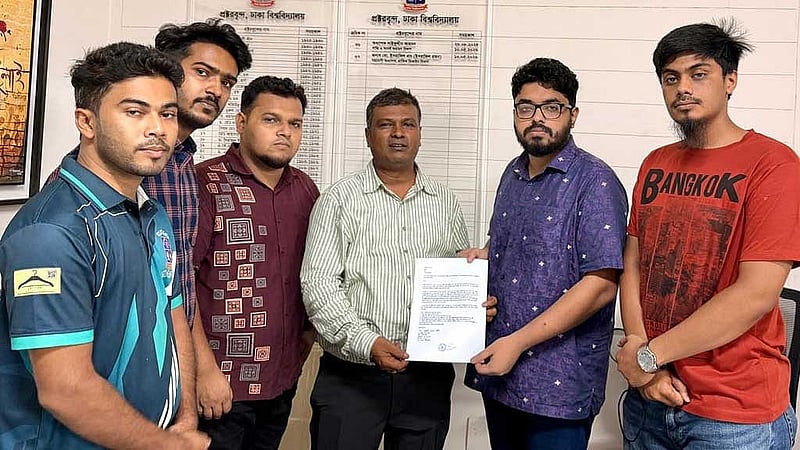 রাতের ঘটনার প্রতিবাদে প্রক্টরের কাছে স্মারকলিপি দিয়েছে জাতীয়তাবাদী ছাত্রদলের শহীদুল্লাহ হল শাখা।