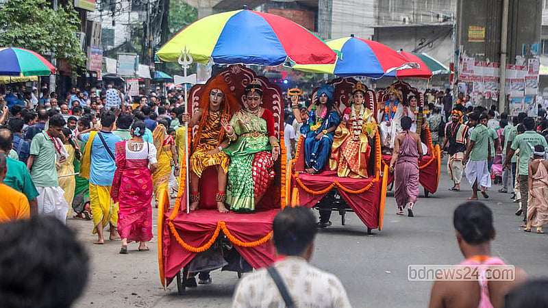 রাজধানীর স্বামীবাগ আশ্রম থেকে বের হওয়া রথযাত্রার প্রথম রথটি বলরামের। মাঝের রথটি বোন শুভদ্রার, শেষেরটি জগন্নাথের