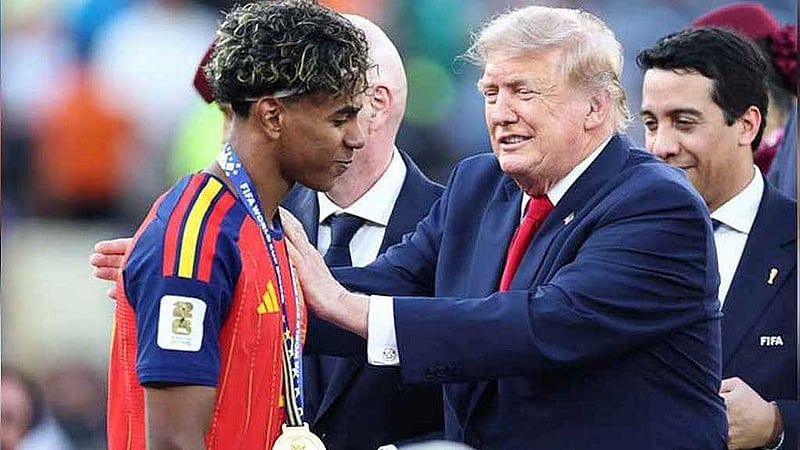 সেই লামিন ইয়ামালের দিকে হাত বাড়িয়ে হ্যান্ডশেক করতে হলো, গলায় পদক পরিয়ে দিতে হলো ডনাল্ড ট্রাম্পকে।