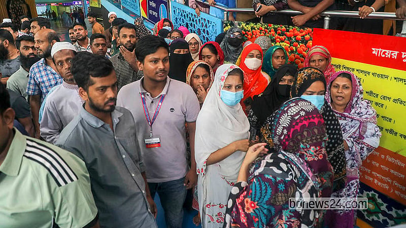 ছয় নবজাতকের মৃত্যুর জেরে লাইসেন্স বাতিলের পর শুক্রবার রাজধানীর মগবাজারের আদ-দ্বীন হাসপাতালের বাইরে বিক্ষোভ করেন সেখানে ভর্তি কিছু রোগী স্বজনরা। লাইসেন্স বাতিলের জেরে হাসপাতাল ছাড়তে বলায় রোগী নিয়ে বিপাকে পড়ার কথা বলছেন তারা