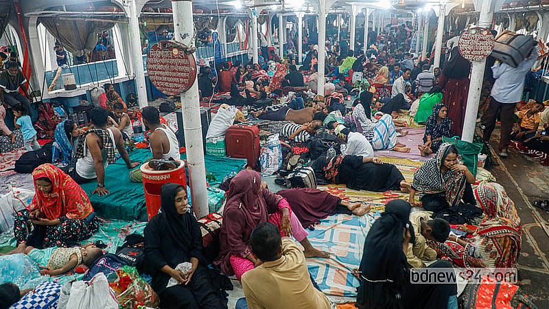 কোরবানির ঈদের পরদিন শুক্রবারও সদরঘাট লঞ্চ টার্মিনালে দেখা গেল ঘরমুখো মানুষের ভিড়। লঞ্চ ছাড়ার অনেক আগেই ডেক ভরে গেছে যাত্রীতে