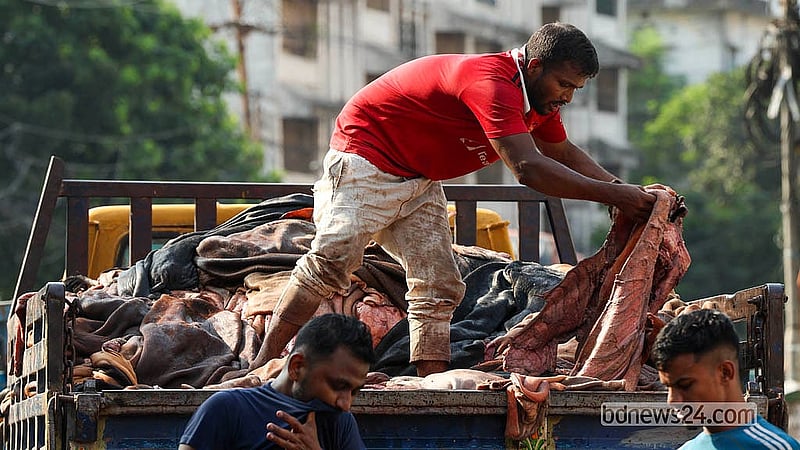 ঈদের দ্বিতীয় দিন ট্রাকে ট্রাকে কোরবানির পশুর চামড়া আসে রাজধানীর লালবাগের পোস্তায়