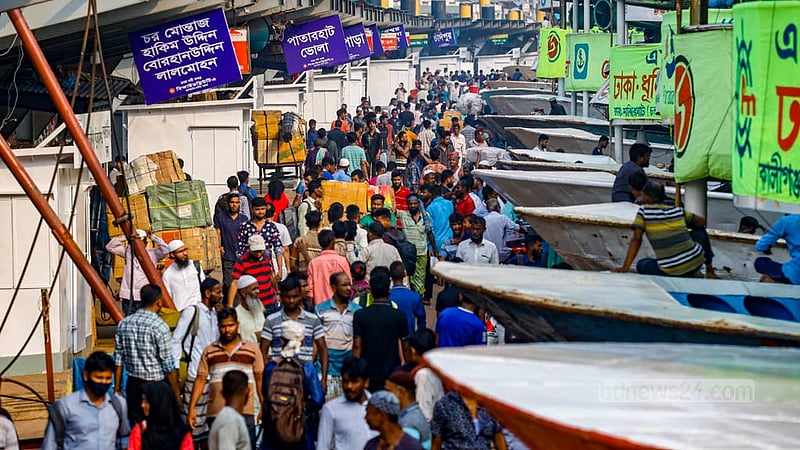 ঢাকার সদরঘাট লঞ্চ টার্মিনালে সারিবদ্ধ করে দাঁড়িয়ে আছে লঞ্চ। ছবি: মাহমুদ জামান অভি