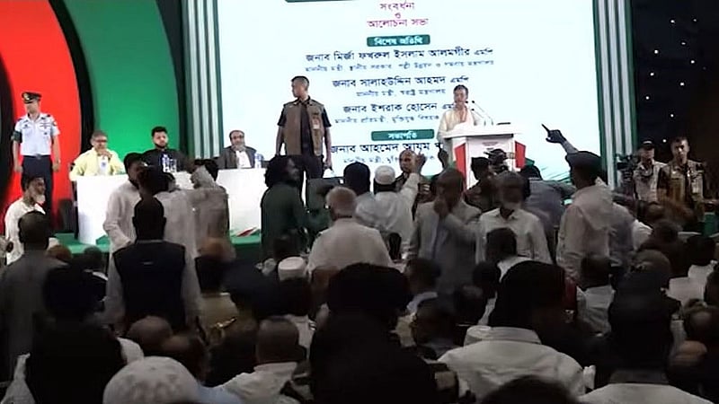 রাজধানীর বাংলাদেশ-চীন মৈত্রী সম্মেলন কেন্দ্রে জুলাই গণঅভ্যুত্থান দিবসের অনুষ্ঠানে হট্টগোল করে অংশগ্রহণকারীদের একটি অংশ।