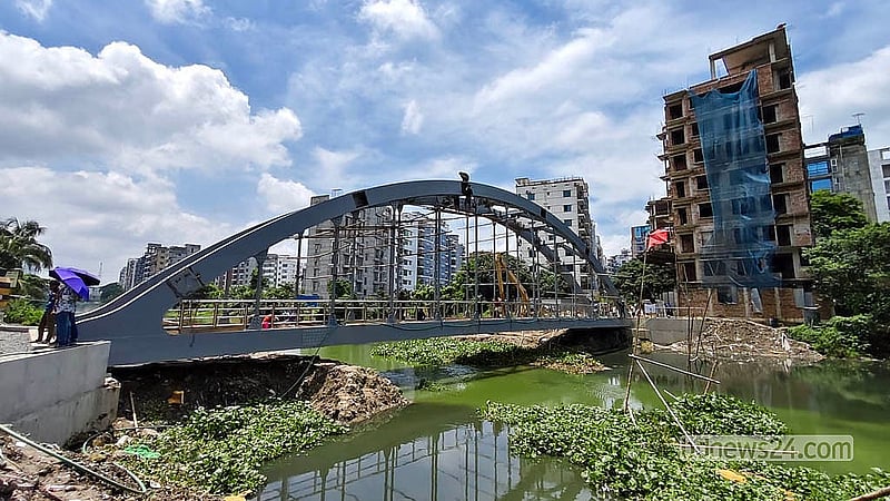 রাজধানীর আফতাবনগর ও বনশ্রী এলাকার মধ্যে যাতায়াত সহজে খালের ওপর সেতু নির্মাণ করা হচ্ছে। ‘নগর মৈত্রী’ নামের এ পদচারী সেতুর নির্মাণকাজ প্রায় শেষ পর্যায়ে