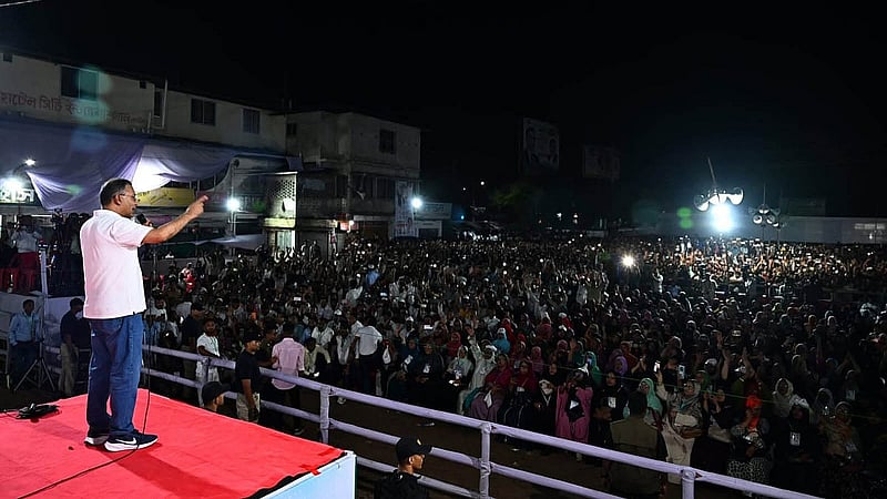 কক্সবাজারের চকরিয়া পৌর বাস টার্মিনাল প্রাঙ্গণে শনিবার দলীয় সমাবেশে বক্তব্য দেন বিএনপি চেয়ারম্যান তারেক রহমান