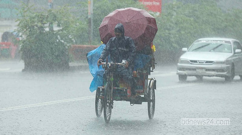 বৃষ্টিতে ভিজে যাত্রী নিয়ে ছুটছেন এক রিকশাচালক। ঢাকা বিশ্ববিদ্যালয় এলাকা থেকে তোলা